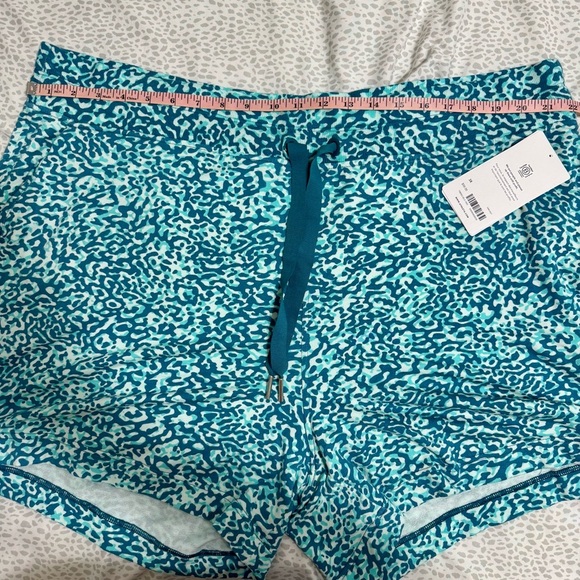 NWT! Athleta 4" Balance Shortie Teal Blue Animal
Print Blue Leopard Size 3X - Picture 10 of 10